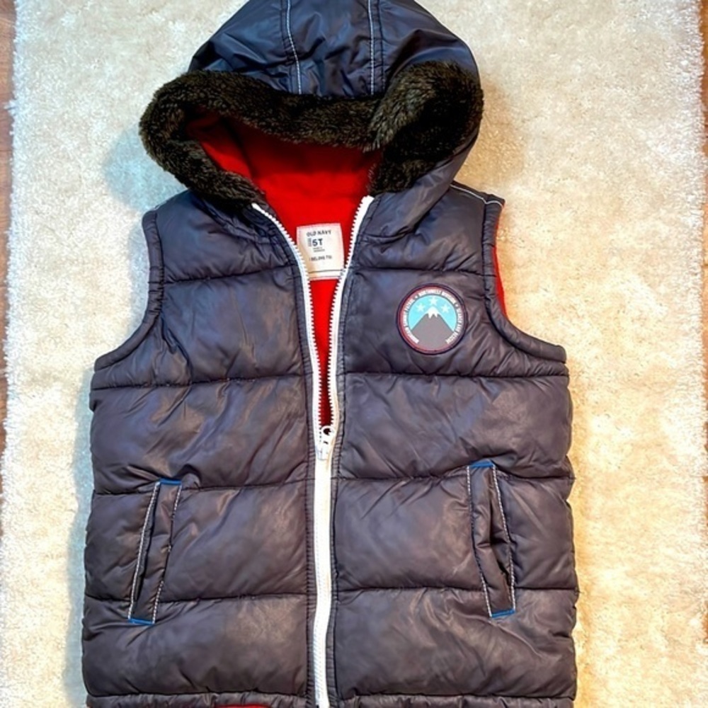Old Navy Puffer Vest w Hood /Boys- size 5-6-7. (KB-1B)